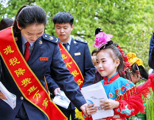 尤溪縣稅務局開展“減稅降費宣傳三字經”誦讀活動