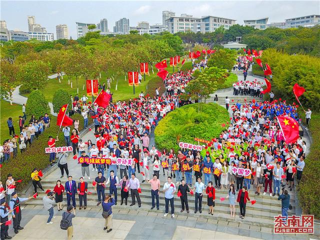 廈門:千人快閃,唱響《我和我的祖國》