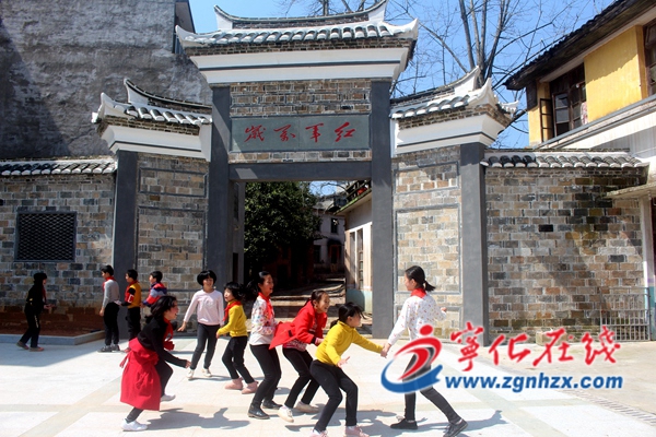 新征程，風(fēng)展紅旗如畫