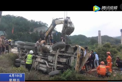 施工土方車發(fā)生側翻漏油 消防員緊急救援被困駕駛員