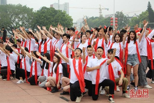 福建各界青年歌舞激情“快閃” 紀(jì)念五四運(yùn)動(dòng)100周年