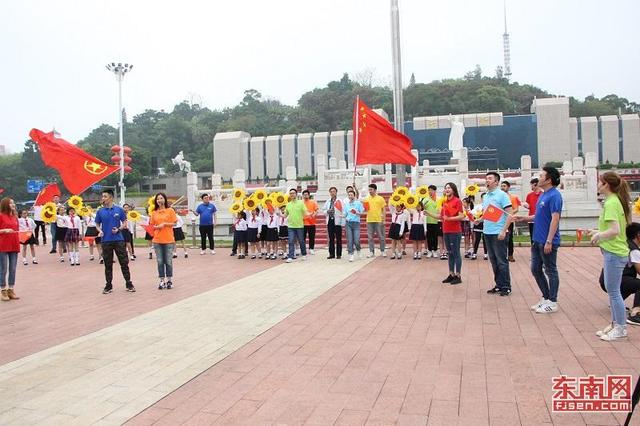 福建各界青年歌舞激情“快閃” 紀(jì)念五四運(yùn)動(dòng)100周年