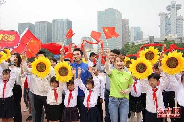 福建各界青年歌舞激情“快閃” 紀(jì)念五四運(yùn)動(dòng)100周年