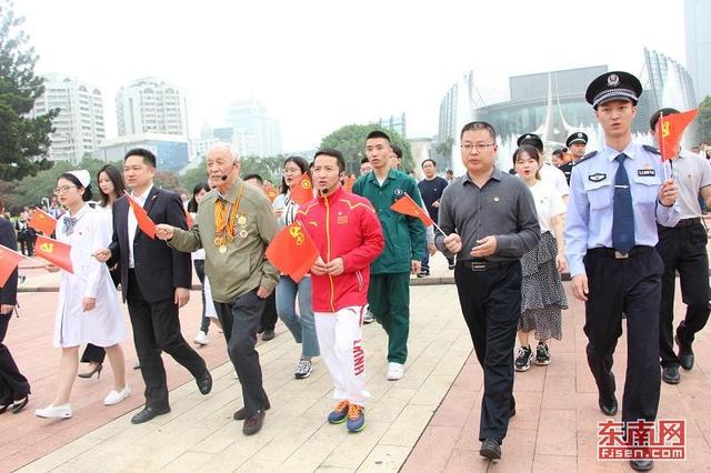 福建各界青年歌舞激情“快閃” 紀(jì)念五四運(yùn)動(dòng)100周年