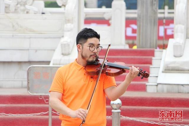 福建各界青年歌舞激情“快閃” 紀(jì)念五四運(yùn)動(dòng)100周年