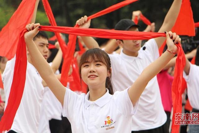 福建各界青年歌舞激情“快閃” 紀(jì)念五四運(yùn)動(dòng)100周年