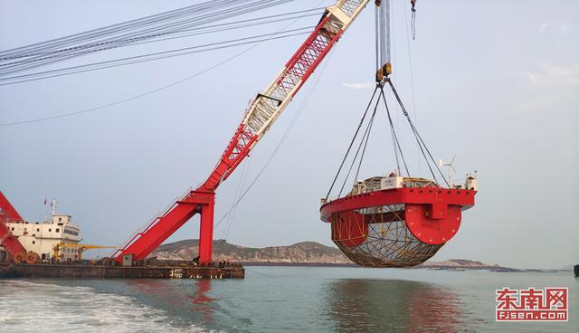 國內首創的“振漁1號”養殖平臺在連江下水 