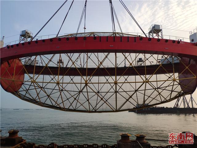 國內首創的“振漁1號”養殖平臺在連江下水 