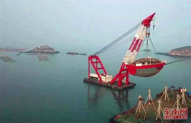 國內首創的“振漁1號”養殖平臺在連江下水 