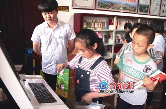 漳州“漂讀書吧”漂進校園公園 會“漂”的書全天候免費看