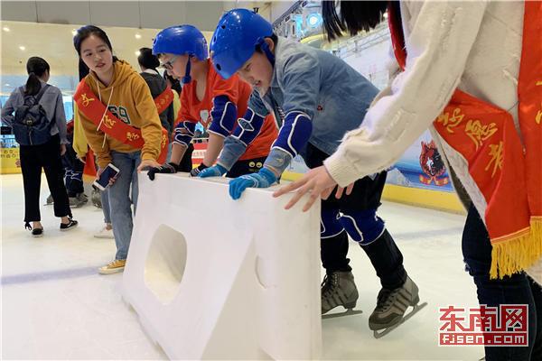 全國青少年體育冬夏令營萬人上冰體驗(yàn)活動在福州舉行 