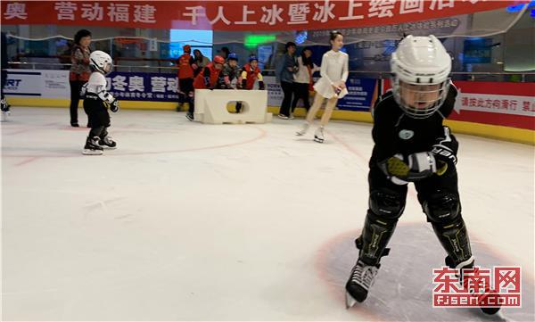 全國青少年體育冬夏令營萬人上冰體驗(yàn)活動在福州舉行 