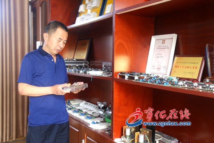 彭佩烘: 學生創新創業的引路人