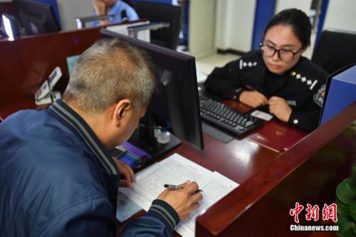 資料圖:民眾現場辦理居住證。