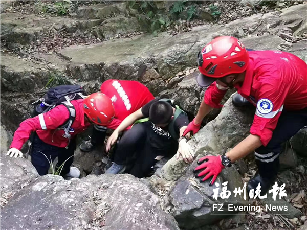 中秋夜志愿者兩度鉆進深山 營救被困學生和游客