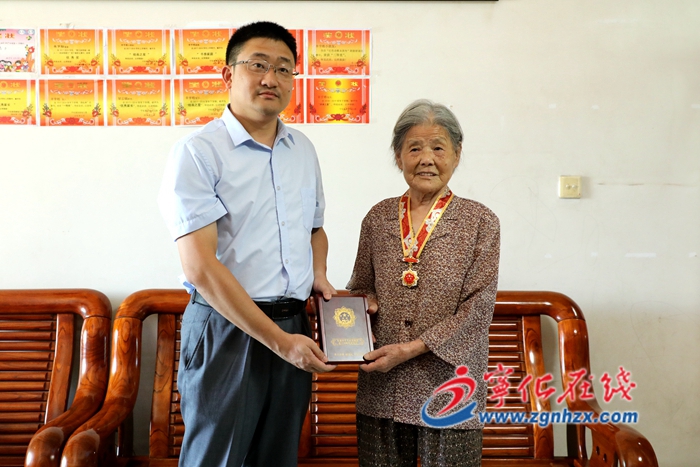 寧化縣領(lǐng)導(dǎo)走訪慰問(wèn)“慶祝中華人民共和國(guó)成立70周年”紀(jì)念章獲得者