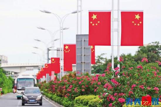 國(guó)慶臨近 廈門：國(guó)旗、文化衫等“中國(guó)紅”受熱捧