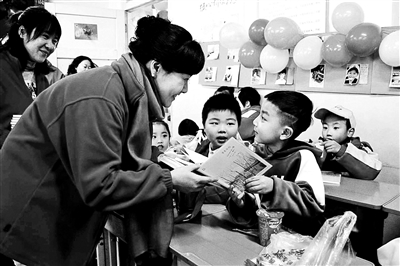 暖心！小學校長手寫590余份新年賀詞 送給學生