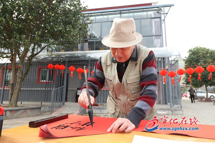 寧化：義寫春聯暖人心