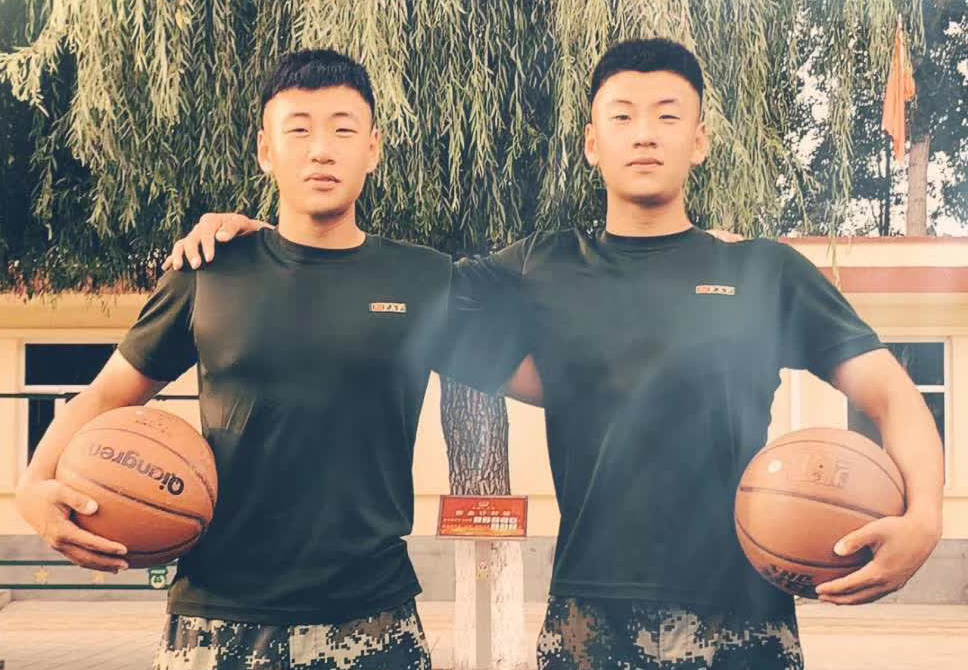 圖3：兄弟倆一起娛樂  董光陽攝影。