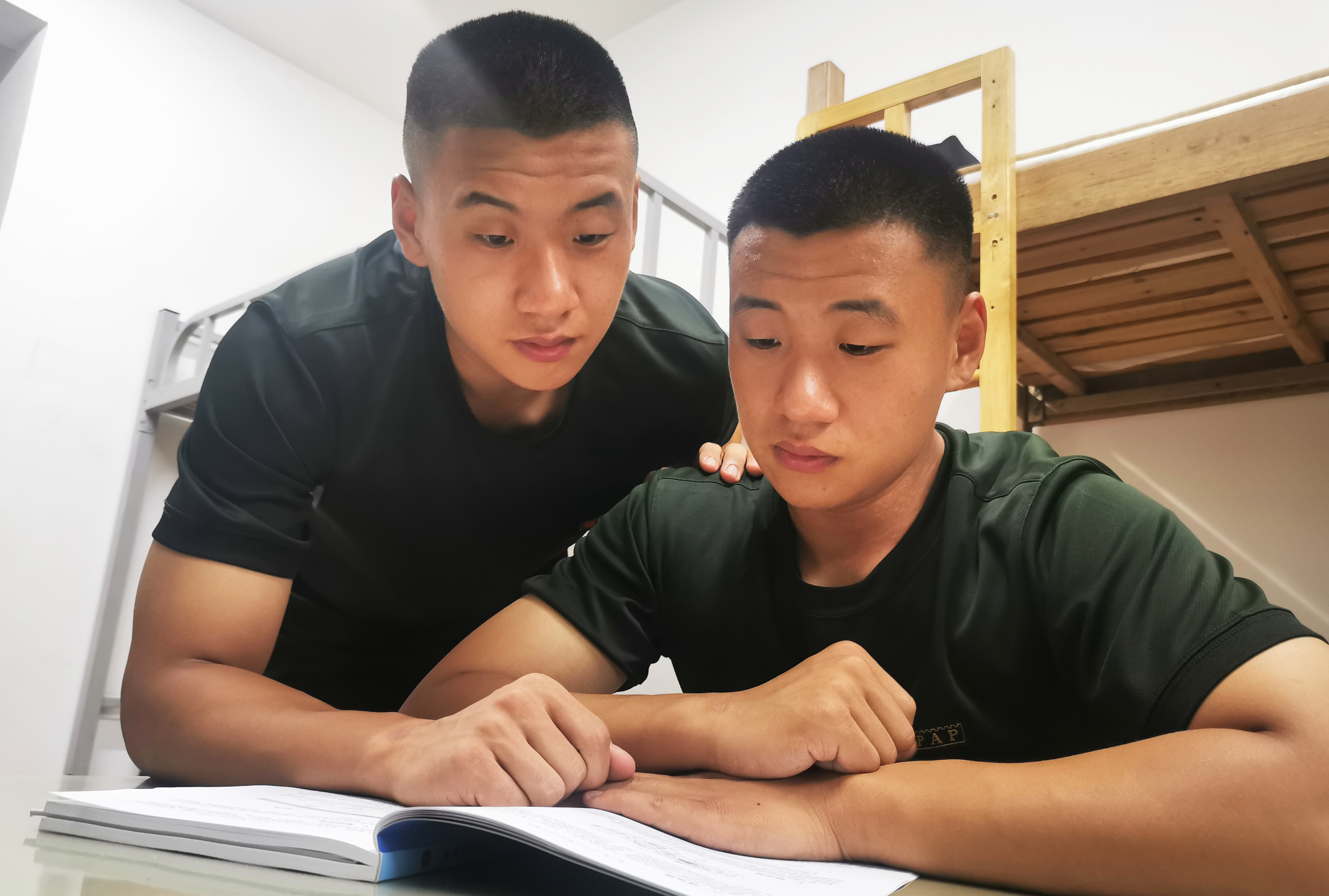 圖5：兄弟倆共同學習  董光陽攝影。