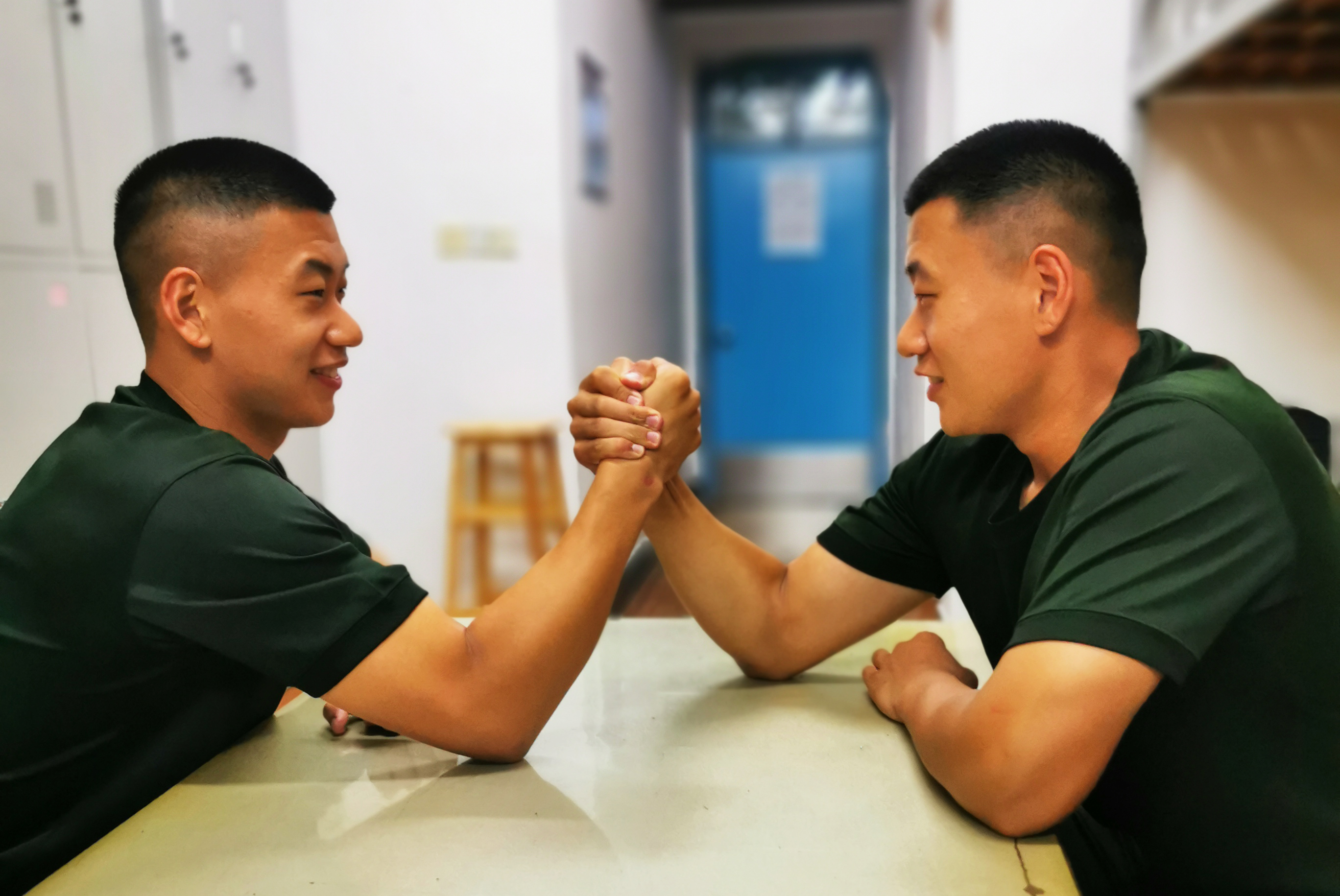 圖6：兄弟倆比拼  董光陽攝影。