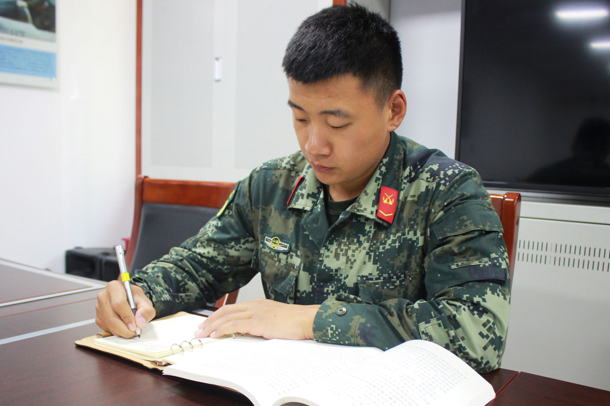 　圖8：兄弟倆認真學習  董光陽攝影。