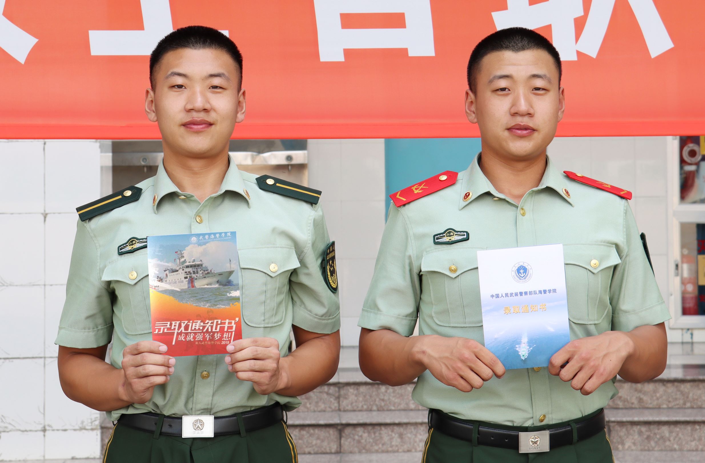 圖10：兄弟倆展示海警學院入取通知書  董光陽攝影。