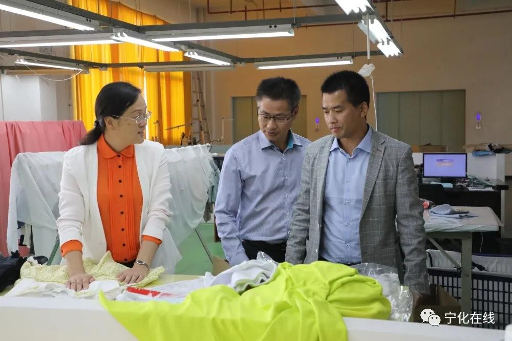 寧化縣領(lǐng)導(dǎo)調(diào)研“雙創(chuàng)”孵化基地企業(yè)生產(chǎn)