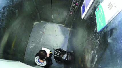 被困小區電梯13歲男孩安心寫作業 網友直呼"太淡定"