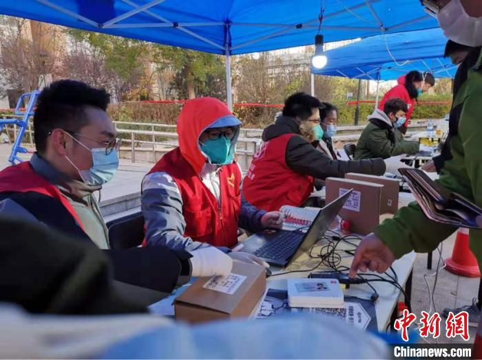 圖為核子華曦醫學檢驗實驗室在進行信息采集。受訪者供圖