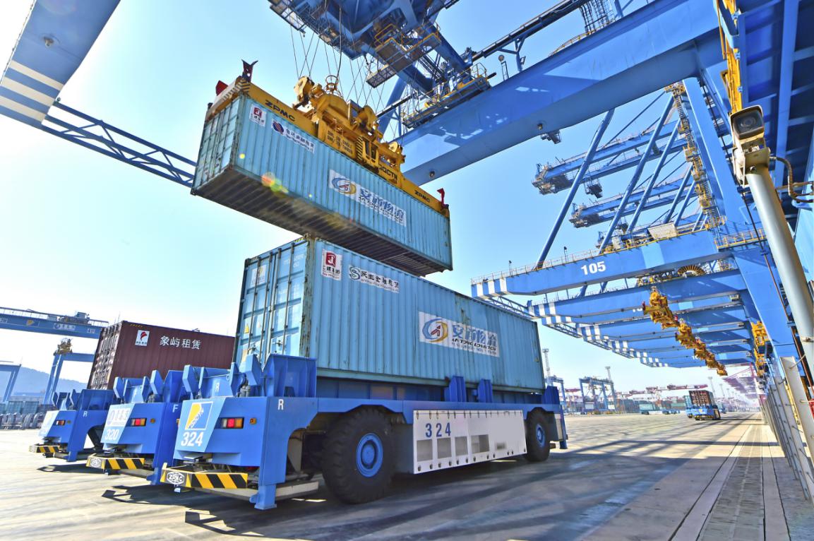 青島港自動化集裝箱碼頭作業場景