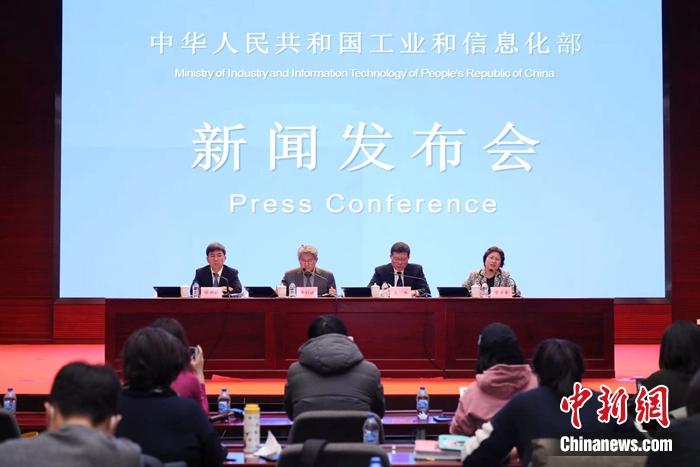 每天產(chǎn)多少口罩？消毒液、酒精缺貨嗎？工信部回應(yīng)了