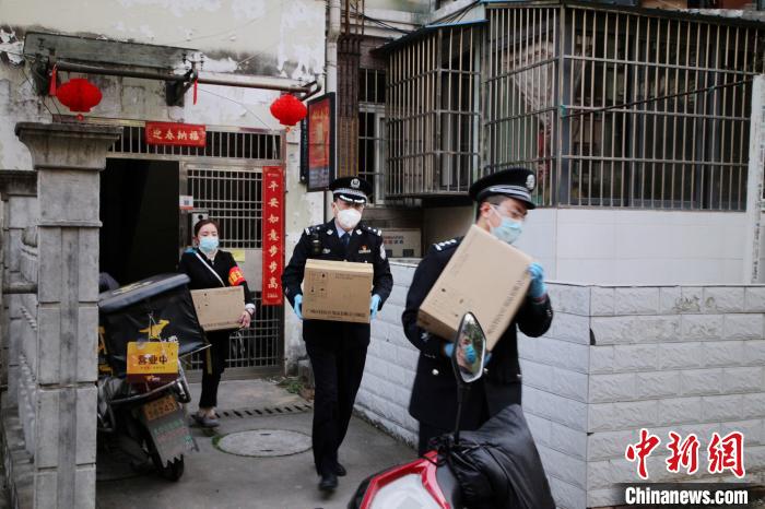 湖北一密切接觸者“自我隔離” 兩地警方接力送藥