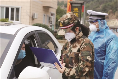 和民警并肩戰(zhàn)“疫” 女大學(xué)生說“我內(nèi)心熱血沸騰”