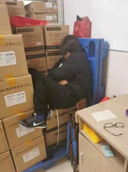 醫院工作人員經常深夜“搶送”物資，大家常常累到倒頭就睡的地步