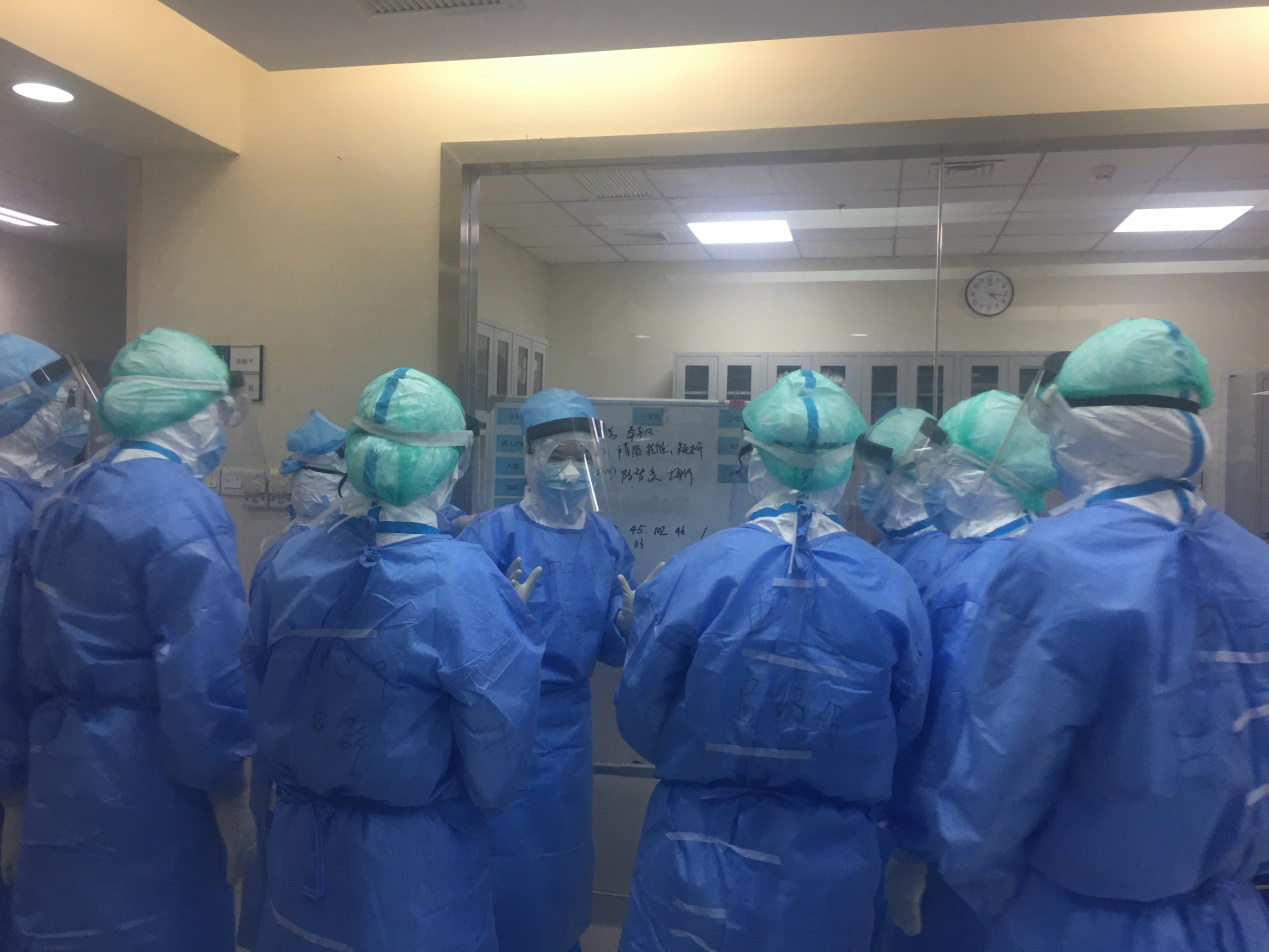 在隔離病房進行病例討論