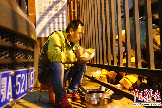 武漢這位送菜人以車為家待了14天 每天睡四五個小時