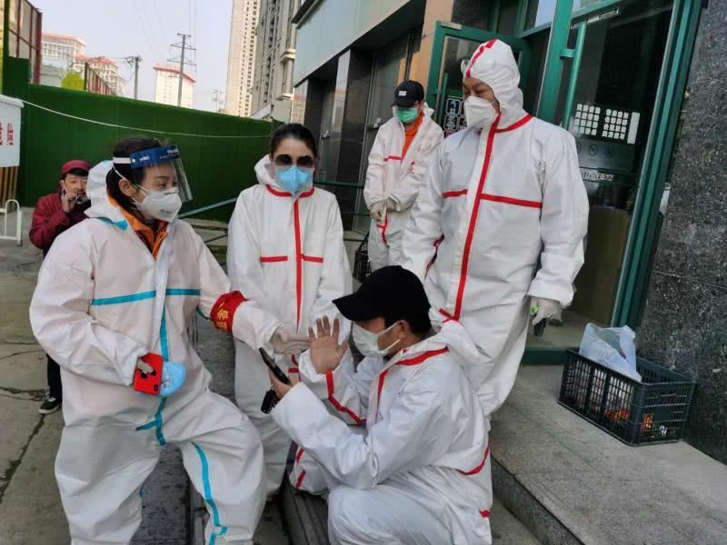 黃春明（右一）和志愿者同伴們在一起