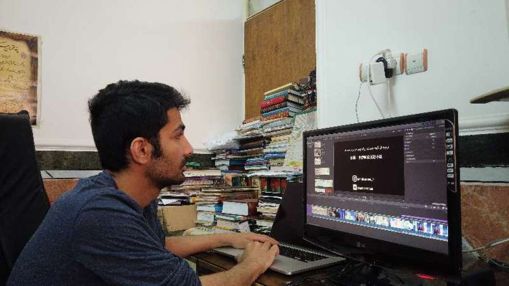 莊致遠正在剪輯視頻。(圖片由受訪者提供)