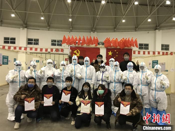 醫(yī)護人員“方艙記憶”：出院患者翻拍手機照片 愿記住每個人