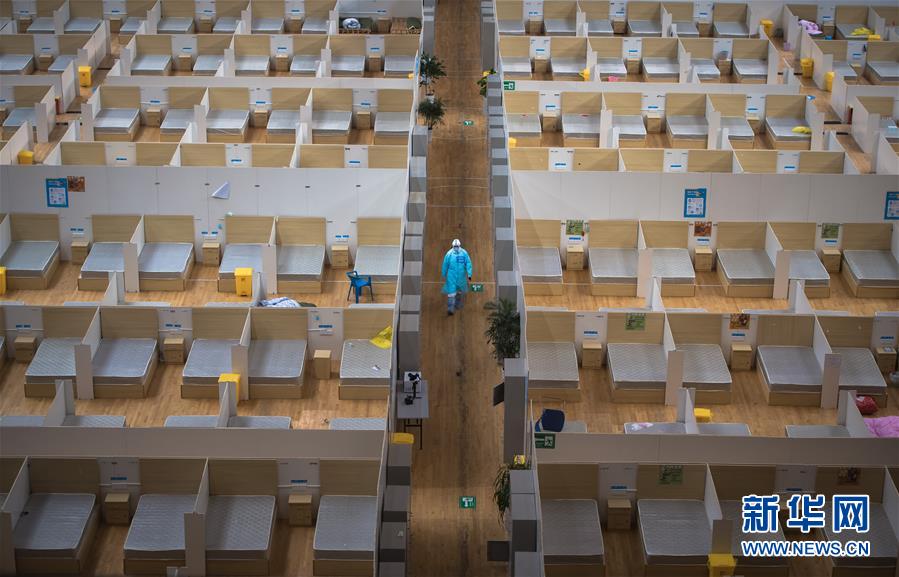 3月8日,武漢體育中心方艙醫院送走最后一批痊愈患者,正式休艙。這是工作人員在艙內進行清理作業。 新華社記者 肖藝九 攝