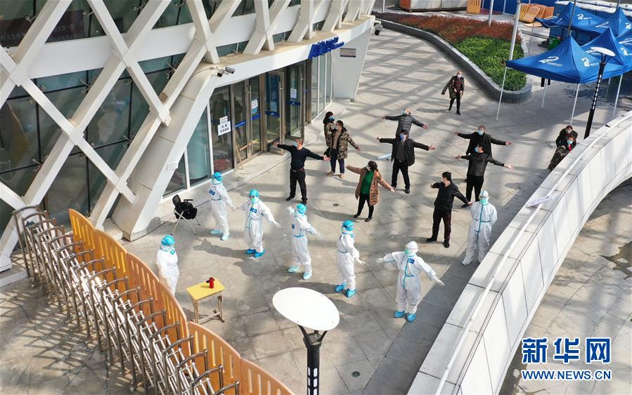 3月10日,在武漢江夏方艙醫院,醫護人員教患者練習八段錦(無人機照片)。 新華社記者 才揚 攝