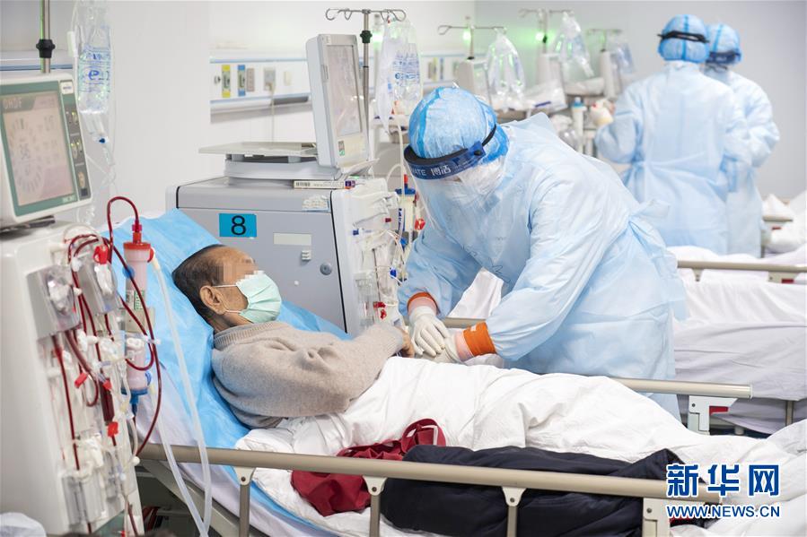3月21日,在武漢市漢口醫院腎內科血液透析室,醫護人員為處于新冠肺炎康復期的尿毒癥患者做血液透析。 新華社記者 才揚 攝