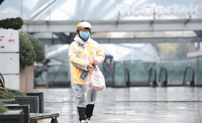 服務(wù)不打烊、跑腿送物資 他們是防疫生活的擺渡人