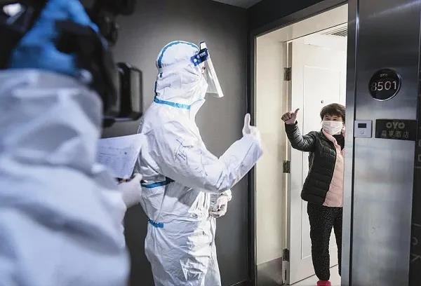 3月4日，洪山區(qū)云鼎酒店隔離點，東湖社區(qū)衛(wèi)生服務(wù)站的徐宗毅醫(yī)生團(tuán)隊在這里堅守了一個多月，每天至少三次挨個房間送飯、送藥、檢測身體數(shù)據(jù)。