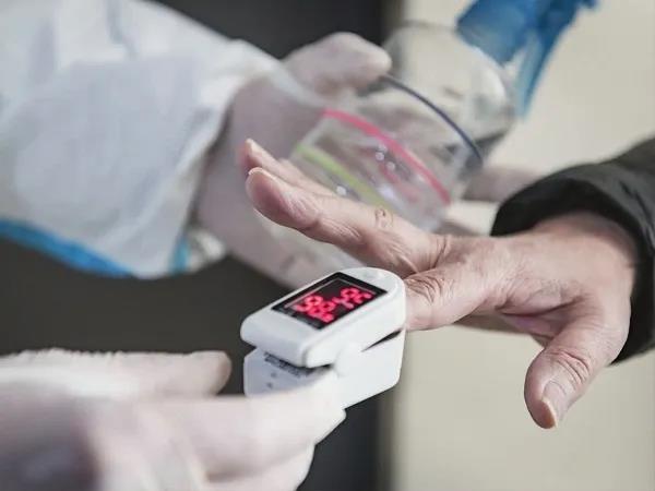 3月10日，洪山區(qū)云鼎酒店改為康復(fù)點。3月14日，東湖社區(qū)衛(wèi)生服務(wù)站醫(yī)生徐宗毅為康復(fù)者測血氧飽和度。