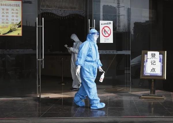 3月7日，硚口區(qū)漢水橋街道社區(qū)衛(wèi)生服務(wù)中心醫(yī)生黃瑩走出解放大道隔離點。當(dāng)天一早，她就來到這里為患者做咽拭子采樣。