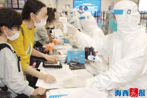 探訪廈門高崎國(guó)際機(jī)場(chǎng)海關(guān)關(guān)員檢疫工作流程