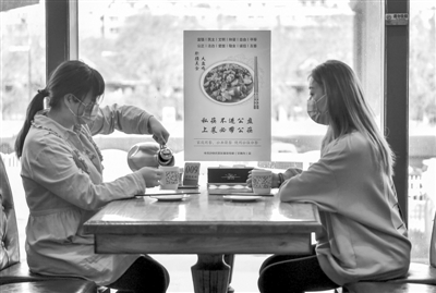 阻斷疾病傳播 公筷公勺應(yīng)“上位”成餐桌標(biāo)配